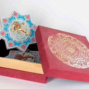 Caja con escultura de cerámica
